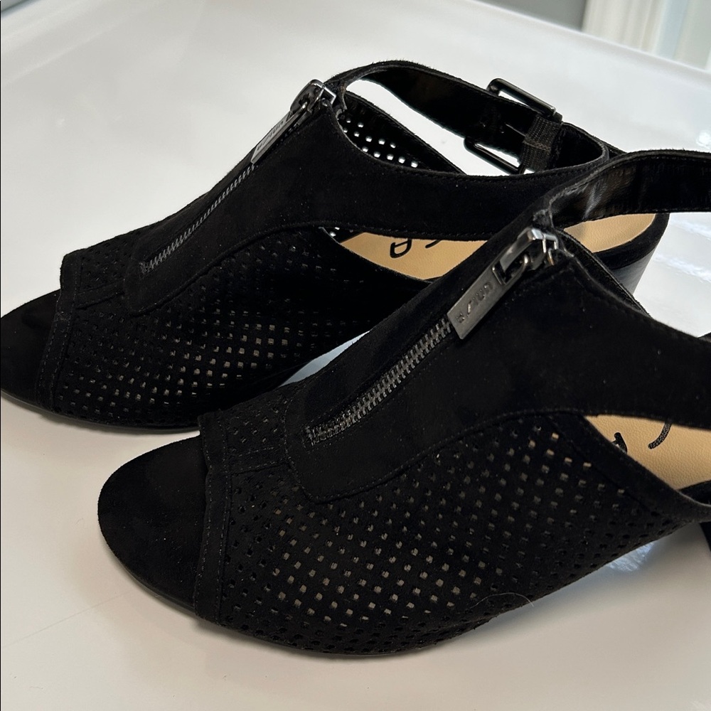 Unisa Black Faux Suede Laser Cut PeepToe Zipper Block Heel Ankle Strap Sz 8 Shoe